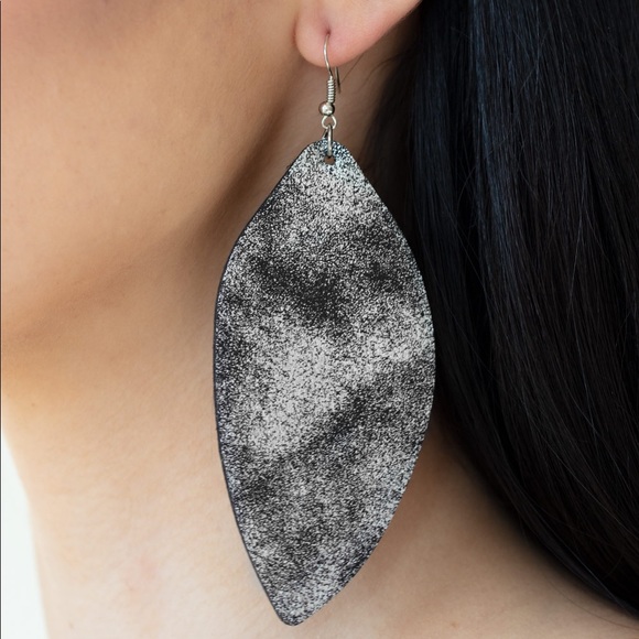 ❤️🔥5/$25❤️🔥 Serenely Smattered Black Earrings